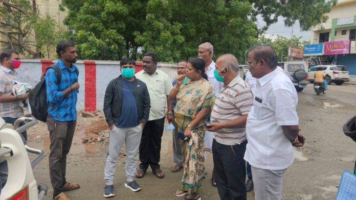தூத்துக்குடியில் மழை நீரால் பாதிக்கப்பட்ட பகுதிகளை கீதாஜீவன் எம்.எல்.ஏ., பார்வையிட்டார்