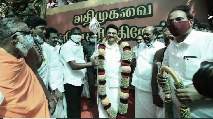 செருப்பணிந்து பொங்கல் வைப்பான்; கையுறையணிந்து வேல்பிடிப்பான் அவன் யார்?
