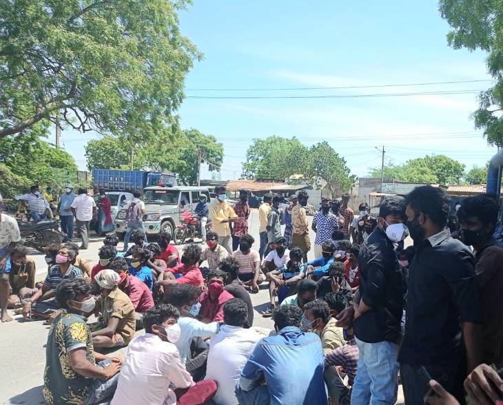 தூத்துக்குடி உரத்தொழிற்சாலை முன்பு டிரைவர்கள் திடீர் மறியல் போராட்டம்