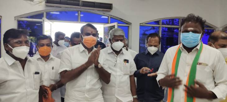 தூத்துக்குடி விமான நிலையத்தில் பாஜக தலைவர் முருகனுக்கு மாவட்ட நிர்வாகிகள் வரவேற்பு! 