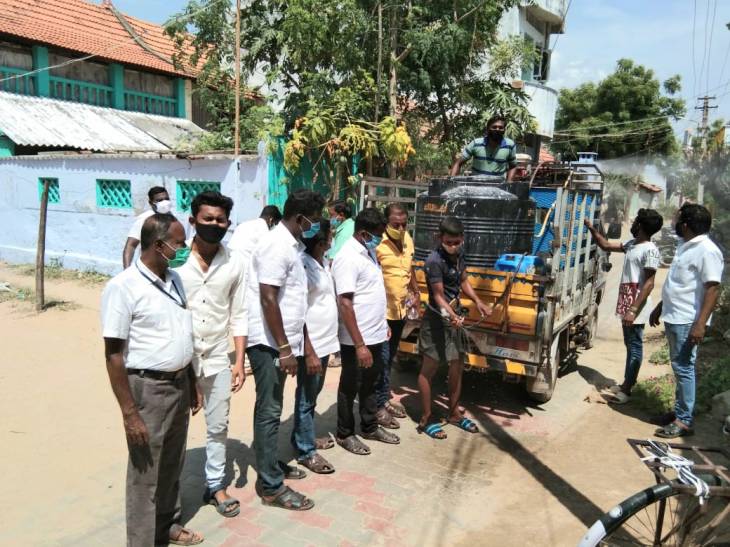 மாப்பிள்ளையூரணி ஊராட்சியில் கிருமிநாசினி அடிக்கும் பணி - தலைவர் சரவணக்குமார் துவக்கி வைத்தார்