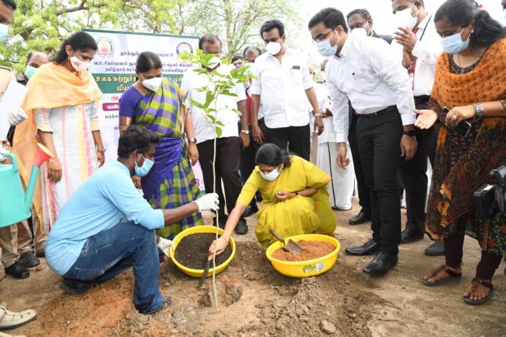அடர்காடுகள் அமைக்கும் பணி : கனிமொழி எம்பி., அமைச்சர் கீதா ஜீவன் தொடங்கி வைத்தனர்!