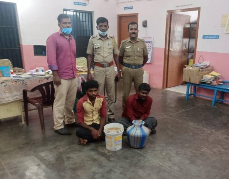 சாராயம் வடிக்க முயற்சித்த இருவர் கைது - 25 லிட்டர் சாராய  ஊறல் அழிப்பு! 