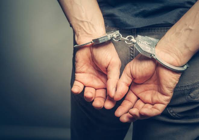 தூத்துக்குடியில் பிரபல ரவுடிகள் 3 பேர் கைது...அரிவாள்கள் பறிமுதல்.!