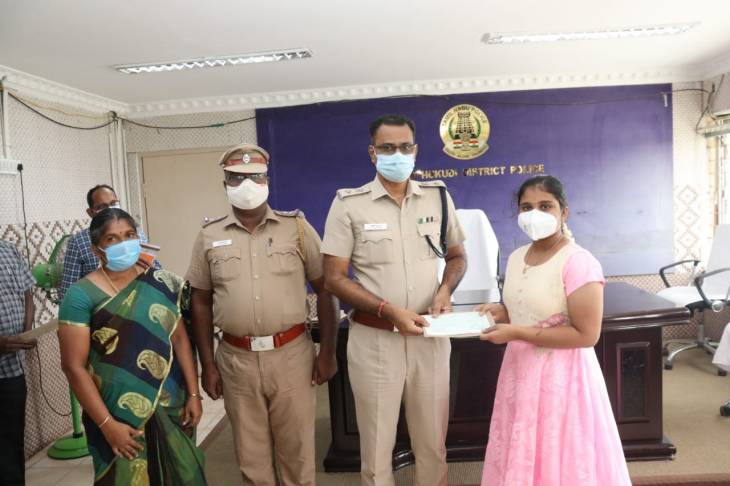 அதிக மதிப்பெண் பெற்ற காவல் துறையினரின் குழந்தைகளுக்கு சிறப்பு கல்வி உதவித்தொகை :எஸ்பி வழங்கினார்! 
