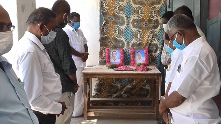 விளாத்திகுளம் ஊராட்சி ஒன்றிய அலுவலகத்தில் கொரோனா தொற்றால் உயிரிழந்தவர்களுக்கு அஞ்சலி!

