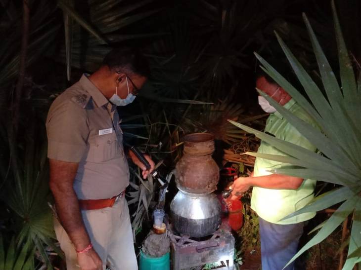பனங்காட்டில் கள்ளச்சாராயம் காய்ச்சிய இருவருக்கு போலீஸ் வலை வீச்சு 