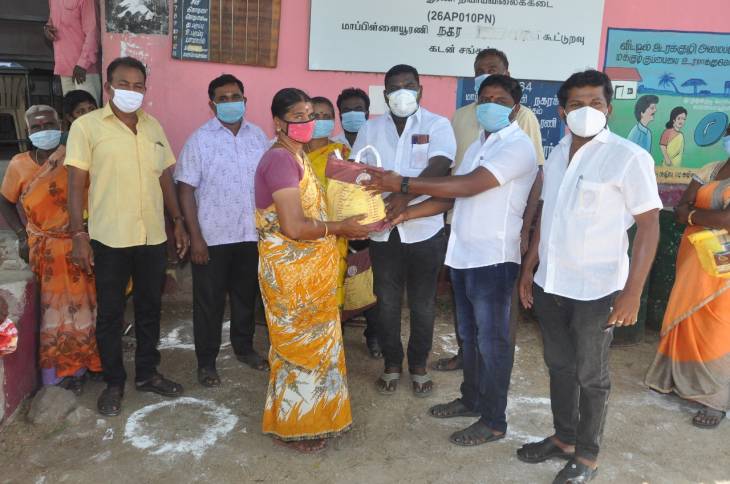 மாப்பிள்ளையூரணியில் நிவாரண தொகை ரூ.2 ஆயிரம் - 14 வகை மளிகை பொருட்கள் வினியோகம் : கூட்டுறவு சங்கத்  தலைவர் சரவணகுமார் துவக்கி வைத்தார்!