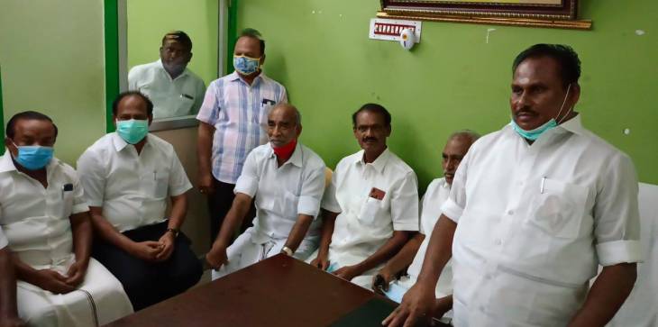 சசிகலா, தினகரனை அதிமுகவில் அனுமதிக்க மாட்டோம் - தூத்துக்குடி அதிமுக நிர்வாகிகள் கூட்டத்தில் தீர்மானம்!