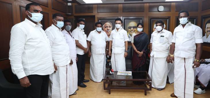 முதல்வர் மு.க.ஸ்டாலின் முன்னிலையில் தூத்துக்குடி மாவட்ட  அதிமுக நிர்வாகிகள் திமுகவில் இணைந்தனர்.

