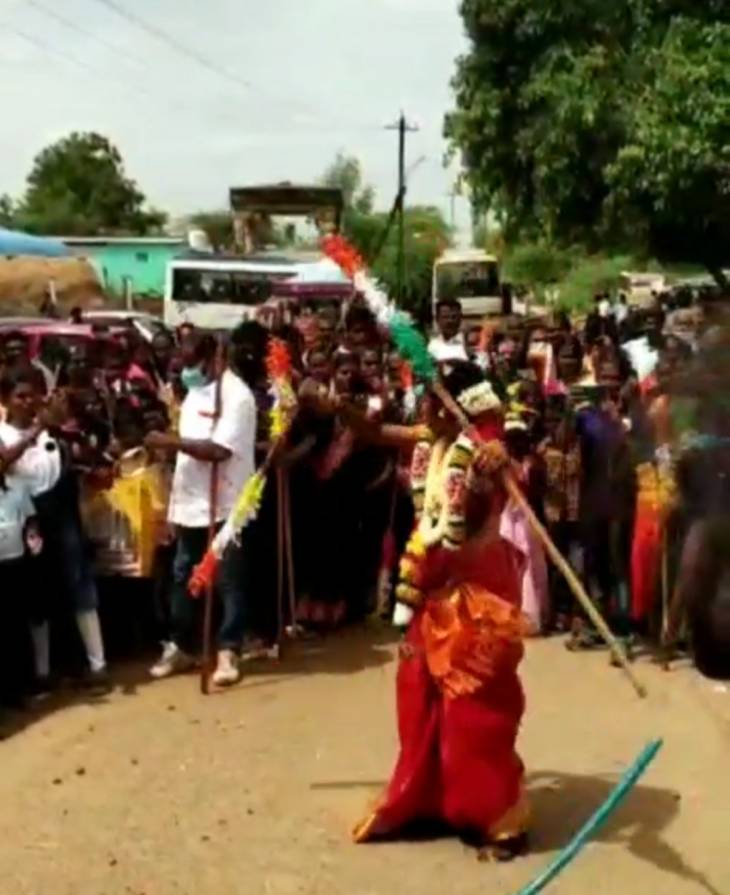 திருமண ஊர்வலத்தில் மணப்பெண் சிலம்பம், சுருள் வாள் வீசி அசத்தல்!