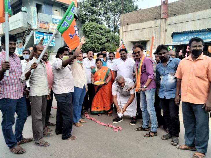 தூத்துக்குடி மாவட்ட பாஜகவினர் பட்டாசு வெடித்து இனிப்புகள் வழங்கி கொண்டாட்டம்!