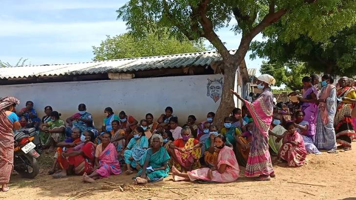 விளாத்திகுளம் அருகே மரங்களை வெட்டி தனியார் சோலார் மின்சார கம்பங்கள் - பொதுமக்கள்  போராட்டம்!