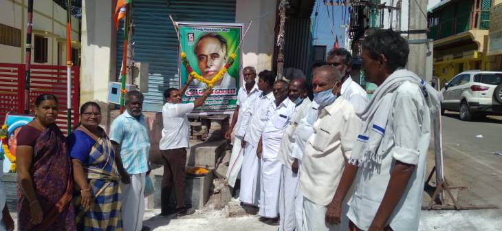 அண்ணா பிறந்த நாள் : எட்டயபுரம் பேரூராட்சி அதிமுகவினர் மலர் தூவி மரியாதை!