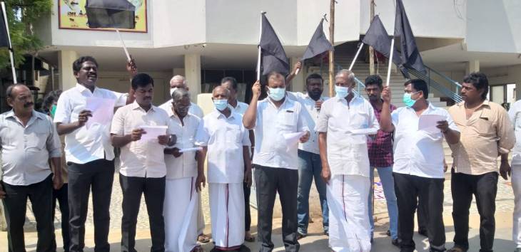 தூத்துக்குடியில் மத்திய அரசை கண்டித்து திமுக கருப்புகொடியேந்தி ஆர்ப்பாட்டம்!