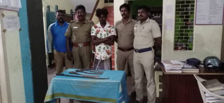 அரிவாளால் கேக் வெட்டி பிறந்தநாள் கொண்டாட்டம் - ஒருவர் கைது... 5 அரிவாள் பறிமுதல்! 