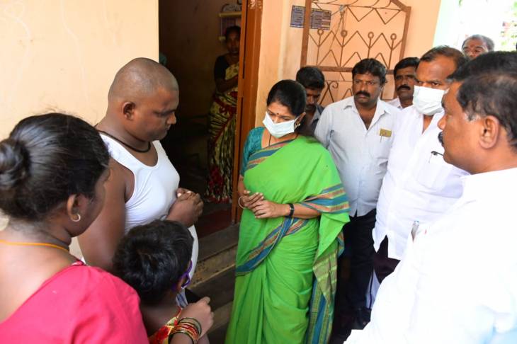 தீவிபத்தில் உயிரிழந்த சிறுமியின் குடும்பத்திற்கு கனிமொழி எம்பி நேரில் ஆறுதல்! 