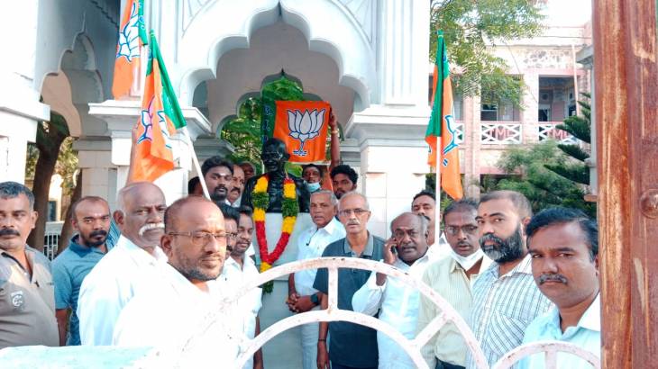 தூத்துக்குடியில் காந்தி சிலைக்கு பாஜகவினர் மாலை அணிவித்து மரியாதை!