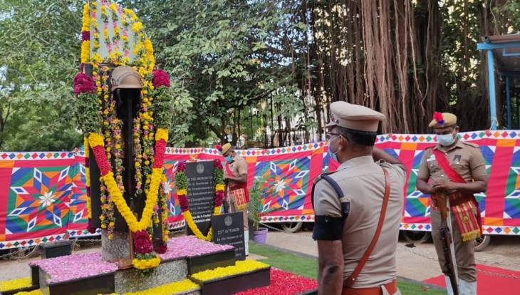 "காவலர் வீர வணக்க நாள்”  : துப்பாக்கி குண்டுகள் முழங்க மரியாதை!

