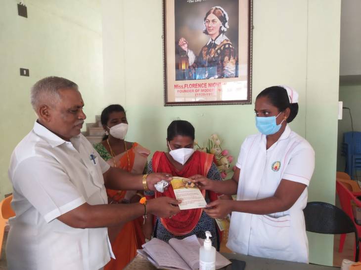 தூத்துக்குடியில்  சுகாதாரப்பணியாளர்களுக்கு பிரதமரின் வாழ்த்து அட்டை வழங்கல்! 