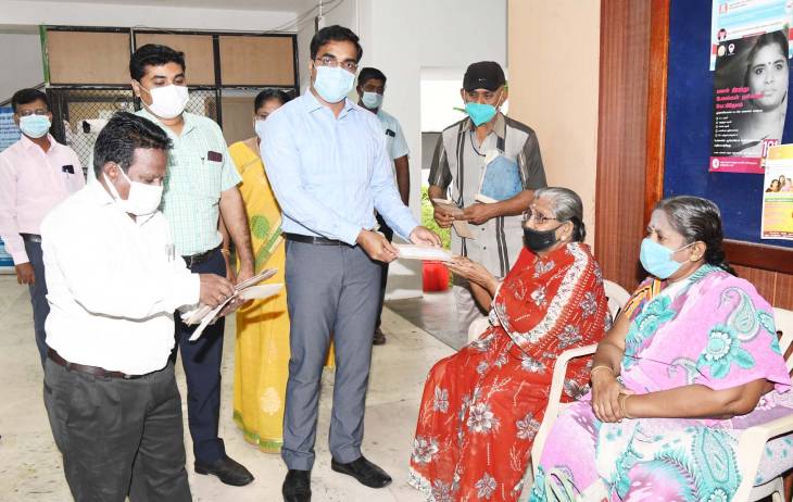 மக்கள் குறைதீர்க்கும் கூட்டம் : நல வாரிய இறப்பு நிதியுதவி திட்டம் மூலம் 10 பயனாளிகளுக்கு ரூ.1,70,000க்கான காசோலை வழங்கல்!
