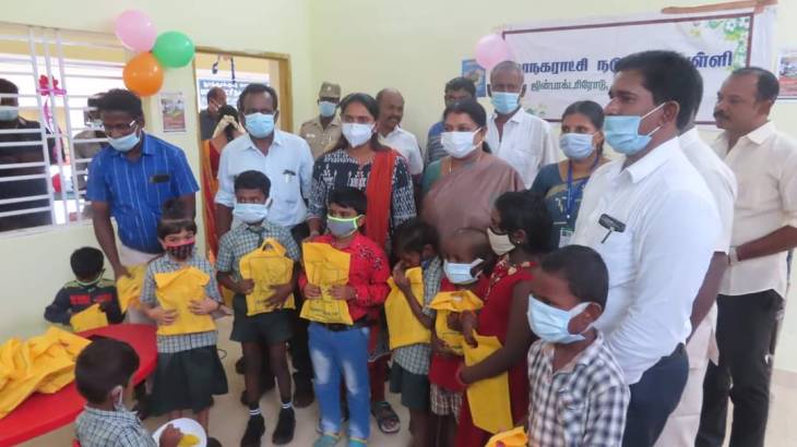 19 மாதங்களுக்குப் பிறகு பள்ளிகள் திறப்பு : மாணவ மாணவிகளுக்கு அமைச்சர் கீதாஜீவன் இனிப்புகள் வழங்கி உற்சாக வரவேற்பு!