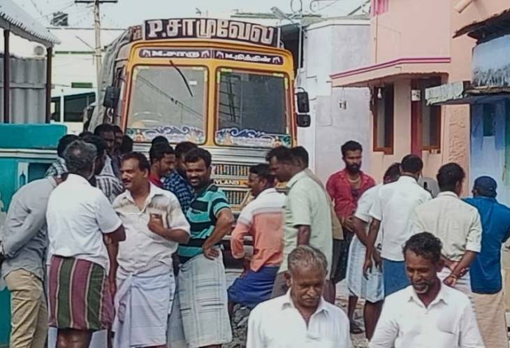 கயத்தாறு அருகே லாரியை கிராம மக்கள் சிறைபிடித்து போராட்டத்தில் ஈடுபட்டதால் பரபரப்பு!
