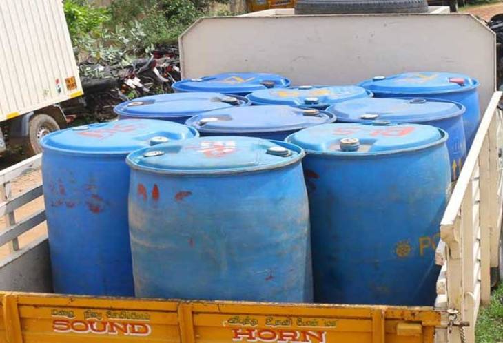 தூத்துக்குடியில் கள்ளச்சந்தையில் விற்பனை செய்வதற்காக குடோனில் பதுக்கி வைக்கப்பட்டிருந்த 28 ஆயிரத்து 400 லிட்டர் டீசல் பறிமுதல்!