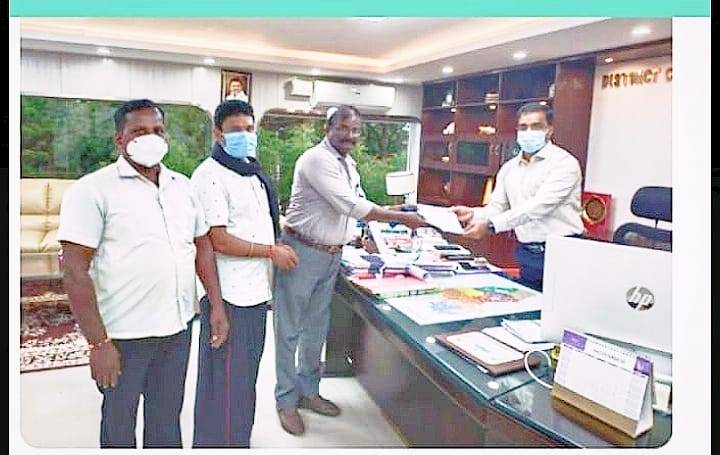 இலவச வீட்டுமனைபட்டா, மயான மேடை அமைத்து தர வேண்டி முடிதிருத்துவோர் சங்கம் சார்பாக மாவட்ட ஆட்சியரிடம் மனு அளித்தனர்.

