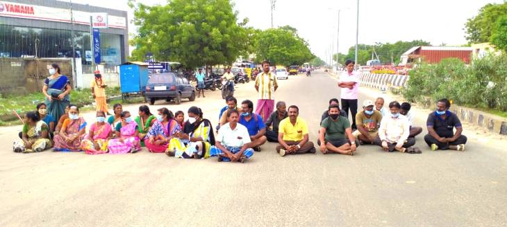 தூத்துக்குடியில் தேங்கிய மழை நீரை அகற்ற கோரி பொதுமக்கள் சாலை மறியல்!