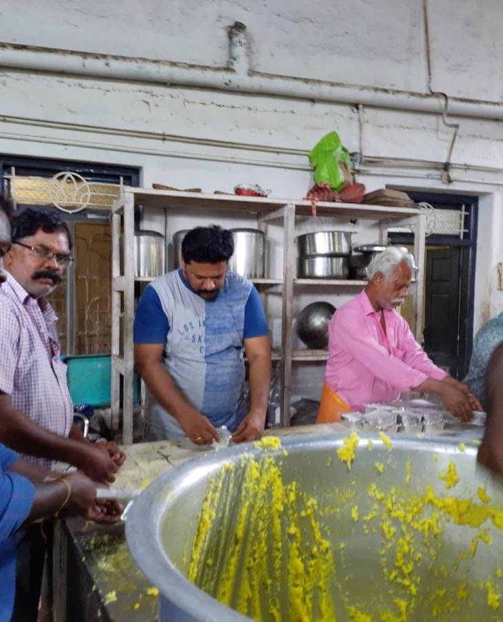 மழையால் பாதிக்கப்பட்ட பொது மக்களுக்கு உணவு வழங்குதல்