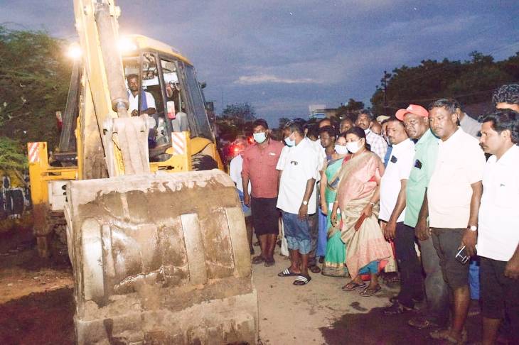 மாப்பிள்ளையூரணி ஊராட்சி பகுதிகளில் தேங்கிய மழைநீரை கோமஸ்புரம் குளத்திற்கு கொண்டு செல்ல ஏற்பாடுகள் தீவிரம்