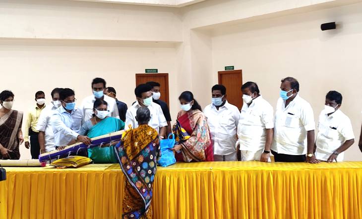 தூத்துக்குடியில் மழை வெள்ளத்தால் பாதிக்கப்பட்ட மக்களுக்கு நிவாரண உதவி : முதல்வர் மு.க.ஸ்டாலின் வழங்கினார்!