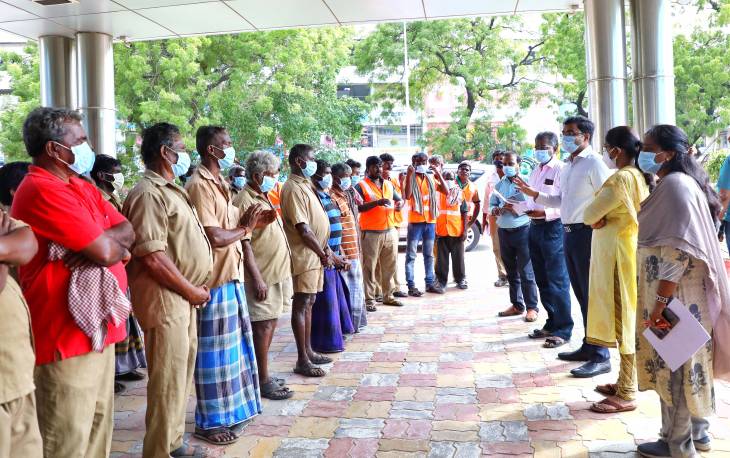 தூத்துக்குடியில் நீடிக்கும் மழைநீர் பிரச்சனை... பொதுமக்கள் மறியல் போராட்டம்... 6 நகராட்சிகளில் இருந்து 52 பணியாளர்கள் வருகை!