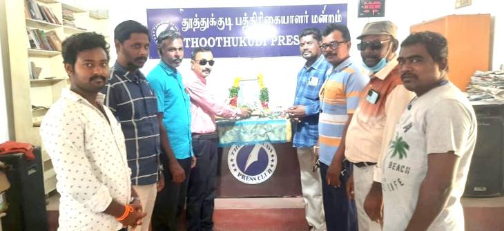 மகாகவி பாரதியாரின் 140-வது பிறந்த நாள் : தூத்துக்குடி பத்திரிக்கையாளர் மன்றத்தில் மலர் தூவி மரியாதை! 

