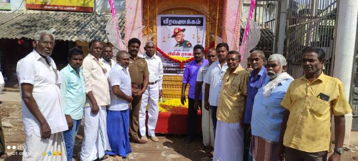 இந்திய ராணுவ முப்படை தளபதி பிபின் ராவத் உள்ளிட்டோருக்கு வ. உ. சி. மார்க்கெட் ஐக்கிய வியாபாரிகள் சங்கத்தினர் அஞ்சலி செலுத்தினர்.