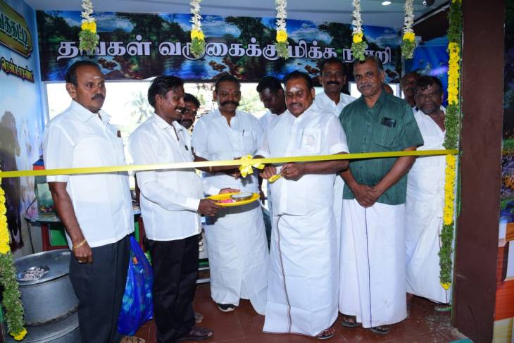 தூத்துக்குடியில் ஸ்ரீதங்ககட்டி பிரியாணி புதியகிளை முன்னாள் அமைச்சர் எஸ்.பி.சண்முகநாதன் திறந்து வைத்தார்.