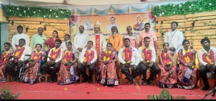 தூத்துக்குடியில் 6 ஜோடி மாற்றுத்திறனாளிகளுக்கு சீா்வரிசைகளுடன் இலவச திருமணம் நடைபெற்றது.
