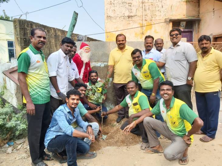 கிறிஸ்துமஸ் பெருவிழாவினை முன்னிட்டு ஆல்கன் டிரஸ்ட் சார்பில் மரம் நடும் விழா நடைபெற்றது.