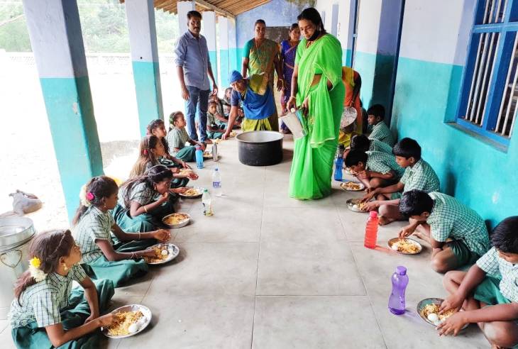 கிறிஸ்துமஸ் பண்டிகையை முன்னிட்டு மாவடிப்பண்ணை சாமி ஐயா தொடக்கப்பள்ளியில் பள்ளி மாணவ, மாணவிகளுக்கு உணவு வழங்கப்பட்டது