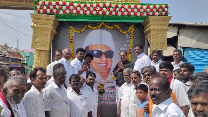 எம்ஜிஆர் நினைவு நாள்: கடம்பூர் செ.ராஜூ, காந்தி காமாட்சி மரியாதை!