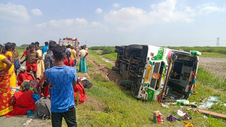 விளாத்திகுளம் அருகே ஆன்மீக சுற்றுலா வாகனம் கவிழ்ந்து விபத்து : 5 பேர் படுகாயம்!

