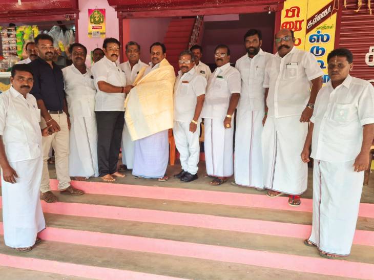 தூத்துக்குடியில் திமுகவில் இருந்து விலகி தன்னை அதிமுகவில் இணைத்து கொண்ட மாணவரணி நிர்வாகி