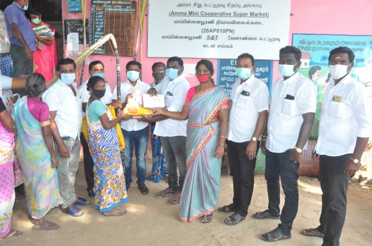மாப்பிள்ளையூரணியில் பொங்கல் பரிசு பொருட்கள் ஊராட்சி மன்ற தலைவர் சரவணக்குமார் வழங்கினார்