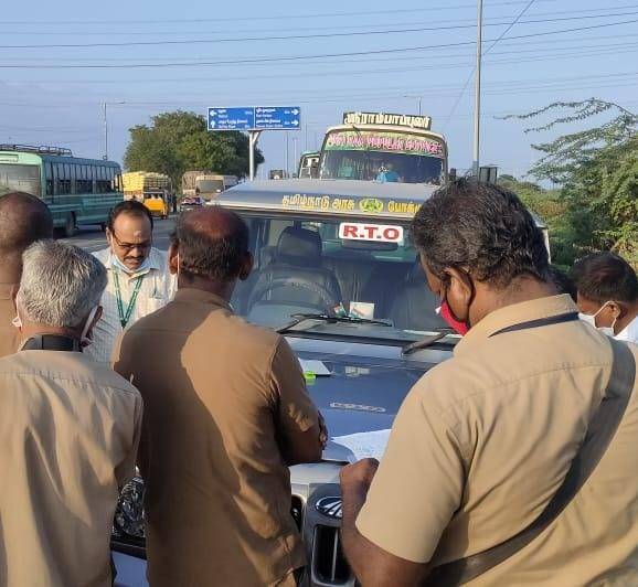 தூத்துக்குடியில் கொரோனா விதிமீறல் :  போக்குவரத்து அதிகாரிகள் திடீர் ஆய்வு! 
