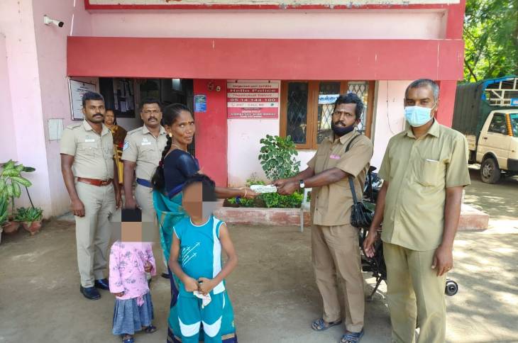 முத்தையாபுரம் அருகே அரசு பேருந்தில் பெண் பயணி தவறவிட்ட ரூ 22,000 பணம் ஒப்படைப்பு!