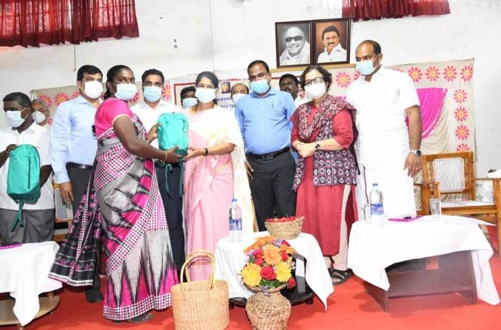மகளிர் சுய உதவிக்குழு உறுப்பினர்களுக்கு பயிற்சி உபகரணங்கள் : கனிமொழி எம்பி., வழங்கினார்! 
