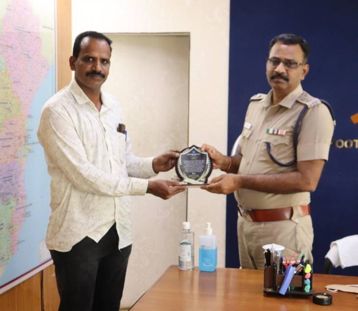 குற்றப் புலனாய்வு வழக்ககுளில் சிறப்பாக பணி புரிந்த தூத்துக்குடி தலைமைக் காவலருக்கு விருது - எஸ்பி., பாராட்டு! 