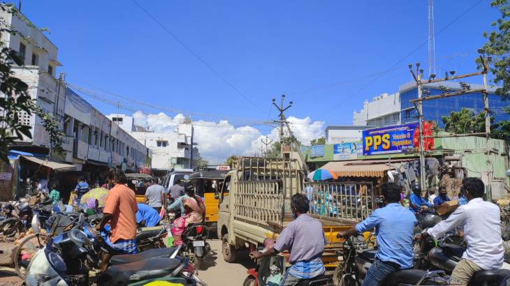 தூத்துக்குடியில் பொங்கல் கொண்டாட்டத்திற்கு தயாராகும் பொதுமக்கள் - அலைமோதும் கூட்டம் - போக்குவரத்து நெருக்கடி!