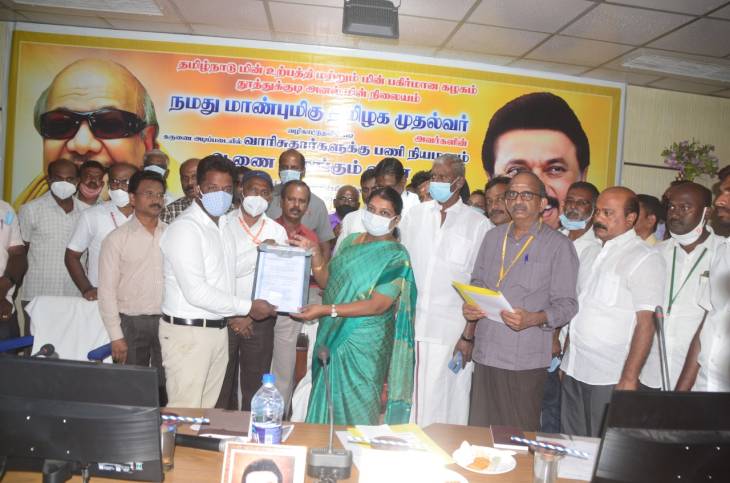 பணியின் போது இறந்தவர்களின் வாரிசுதாரர்களுக்கு பணி நியமன ஆணை அமைச்சர் கீதாஜீவன் வழங்கினார்.